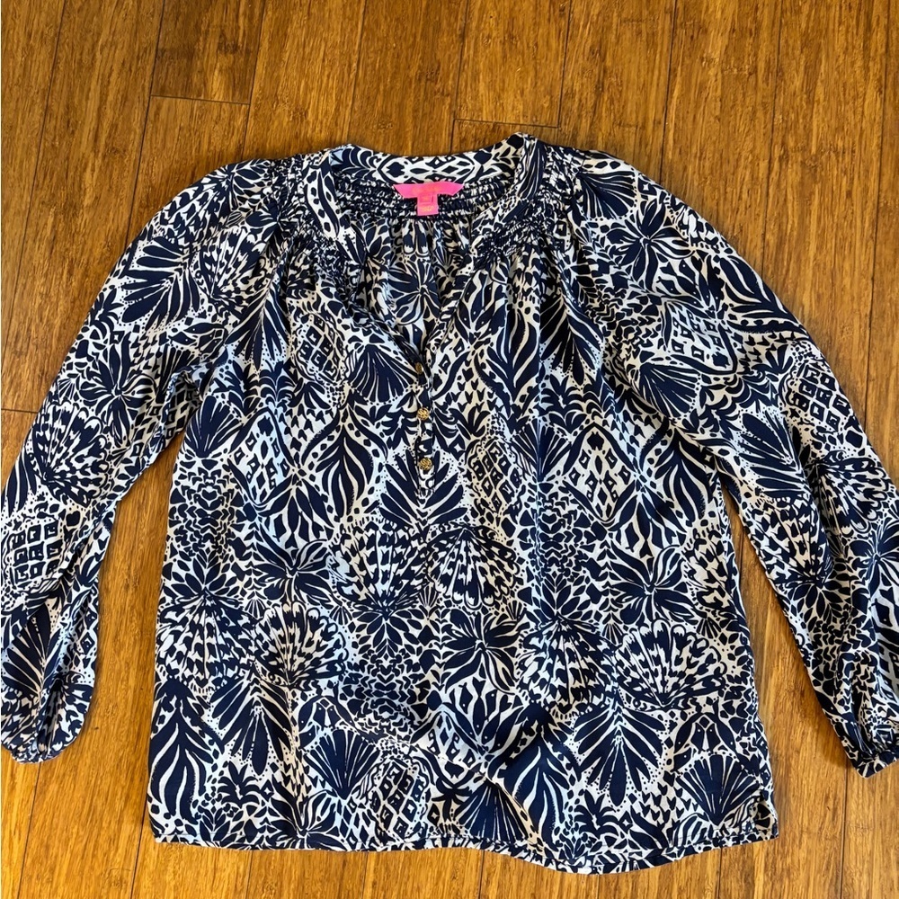 Lilly Pulitzer 100% silk Navy and White Patterned Women's Top size medium